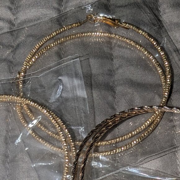 $3 with Bundle ~ Resale Lot ~ Hoop Earrings 5297 - Picture 5 of 5